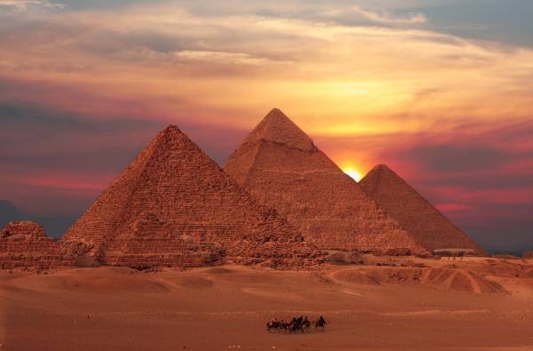 Pyramides de Khéops, Khéphren et Mykérinos, entre 2600 et 2500 avant J.-C., Gizeh © Copyright 2009sculpies/Shutterstock