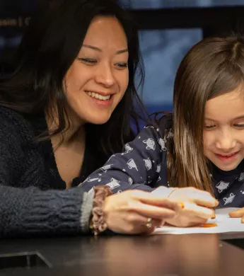 parent enfant dessin table