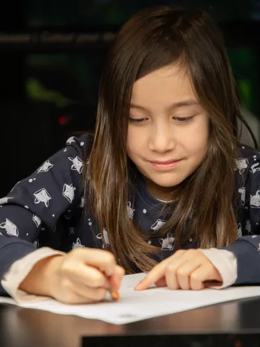 enfant dessin crayon table