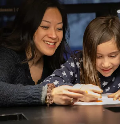 parent enfant dessin table