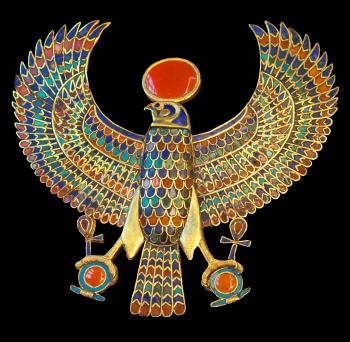 Faucon aux ailes déployées portant le disque solaire, bijou pectoral