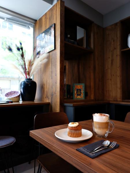 muffin et boisson chaude au café de l'Atelier