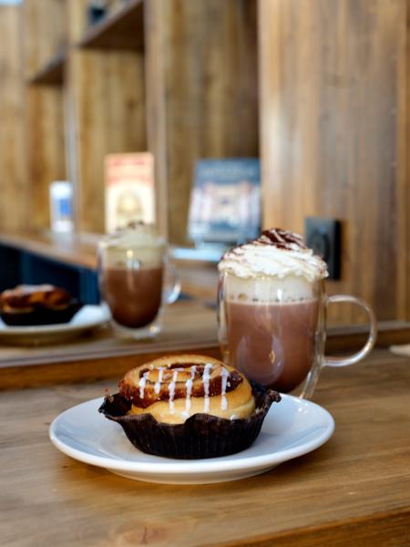 cinnamon roll et chocolat viennois