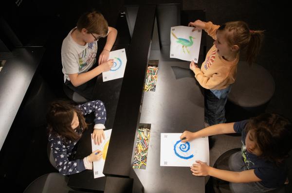 enfants coloriant animaux