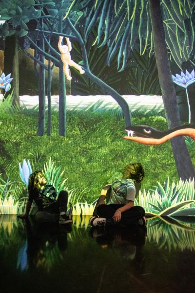 enfants assis jungle regardant singe serpent
