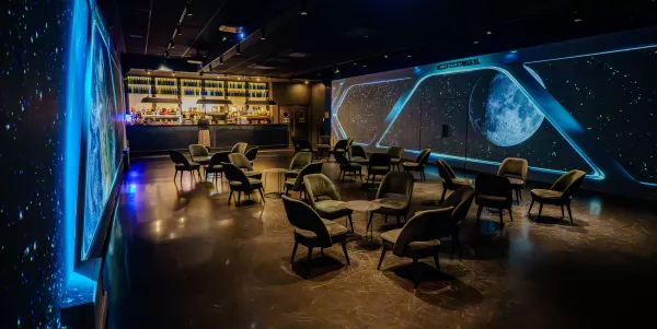 bar interstellaire cliente