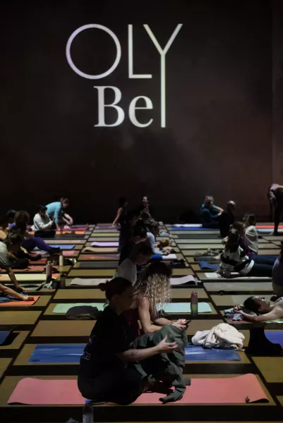 yoga personnes tapis